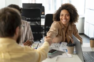 Seu cliente não confia em consignado? Veja como quebrar objeções com empatia