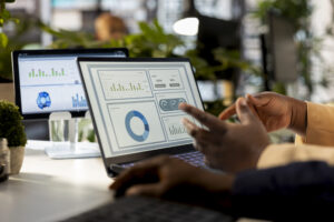 Como interpretar relatórios internos (taxa de conversão, lead time, ticket médio) e ajustar sua operação